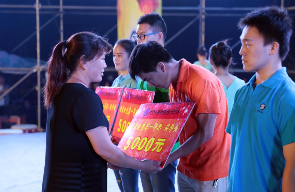 家长为获奖学生颁奖