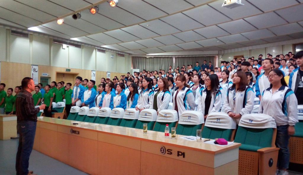 陕西省优秀共产党员侯涛同志为学员上课