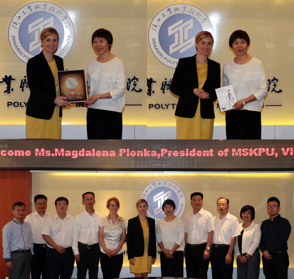 互赠礼品 合影留念