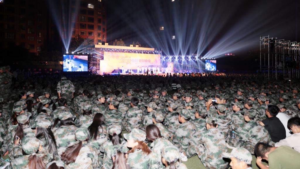 乐游棋牌举办2016年金秋校园迎新晚会