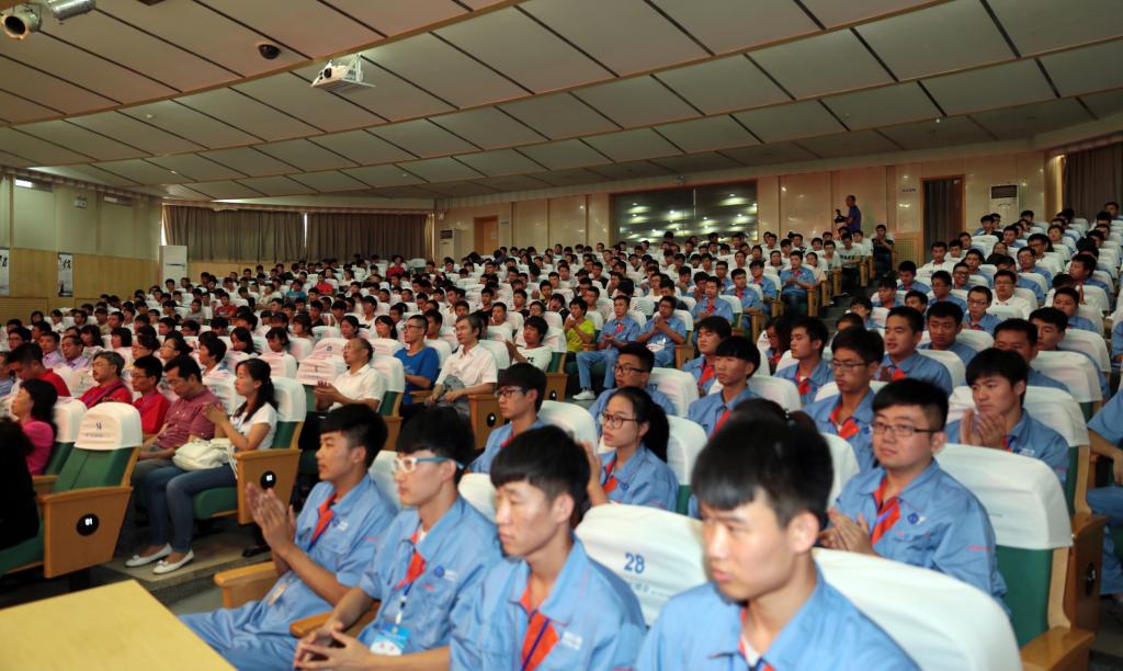 全体参赛选手、裁判员及乐游棋牌400余名师生参加闭幕式