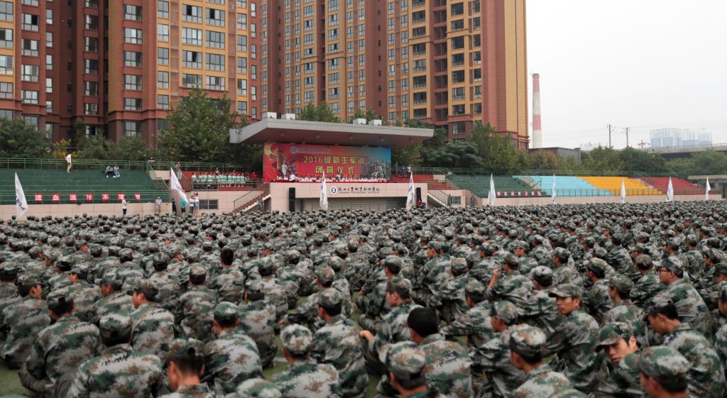 乐游棋牌举行2016级新生军训闭营仪式