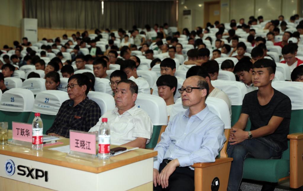 全国有色金属职业教育教学指导委员会领导、参赛选手、指导教师和乐游棋牌400余名师生聆听讲座