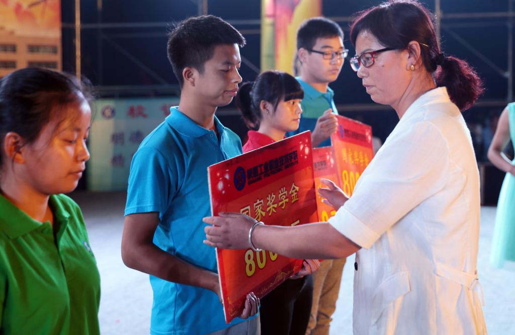 家长为获奖学生颁奖