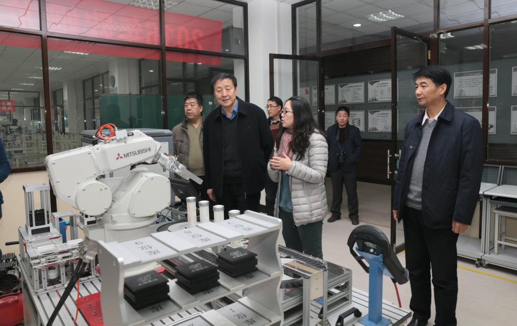 王峰副校长一行参观乐游棋牌部分实验实训室