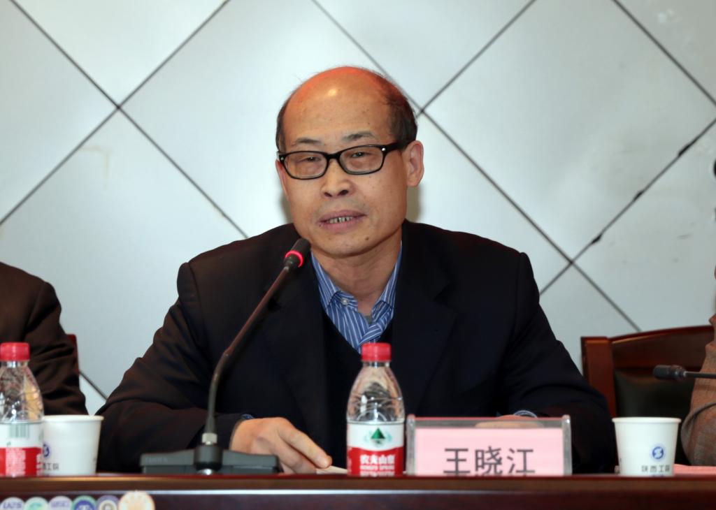 省职教学会常务副会长、副院级调研员王晓江宣读文件