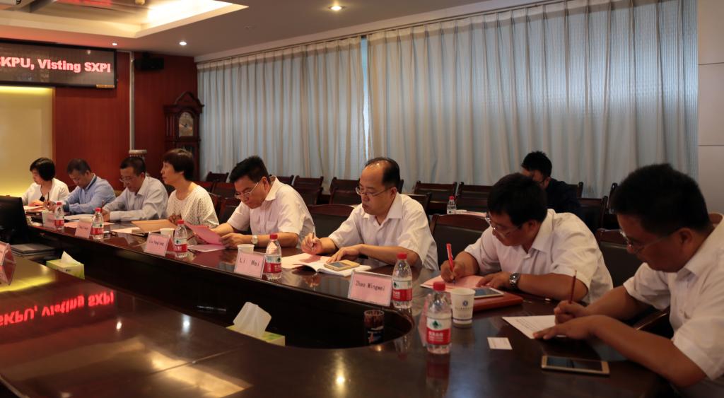 院长张晓云,党委副书记、副院长刘永亮,党政办(外事办)教务处、化工与纺织服装学院党政负责人