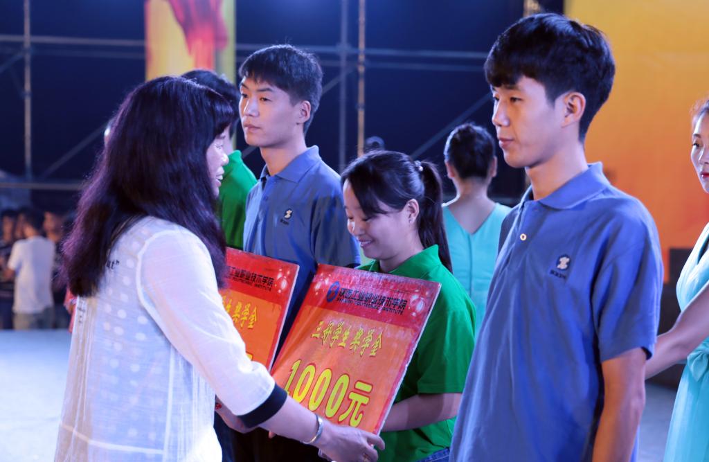 家长为获奖学生颁奖