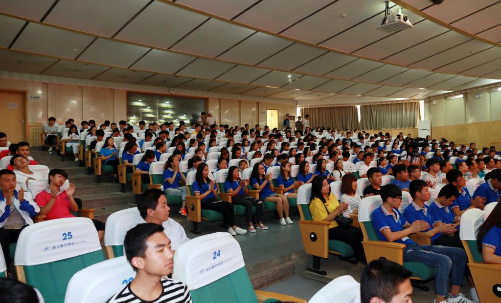 400余名师生现场观摩比赛