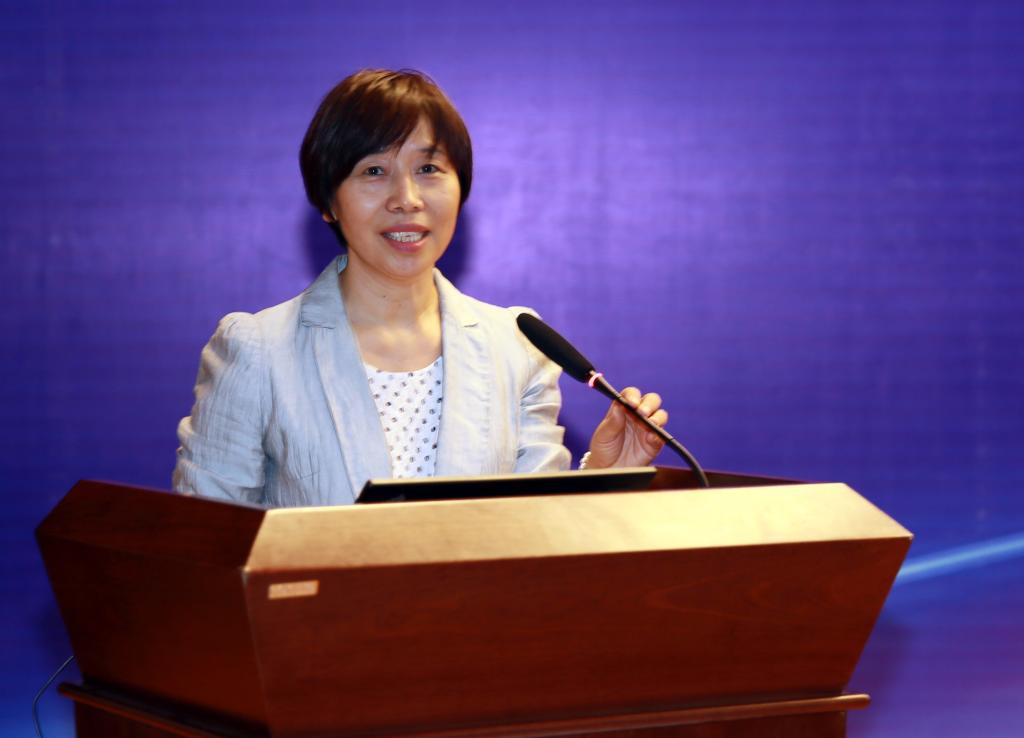 院长张晓云主持大会