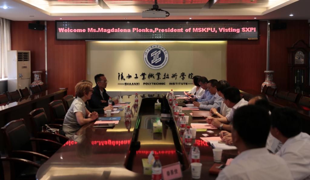 波兰MSKPU国际服装与时尚设计学院校长玛格达莱纳?普隆卡一行访问乐游棋牌