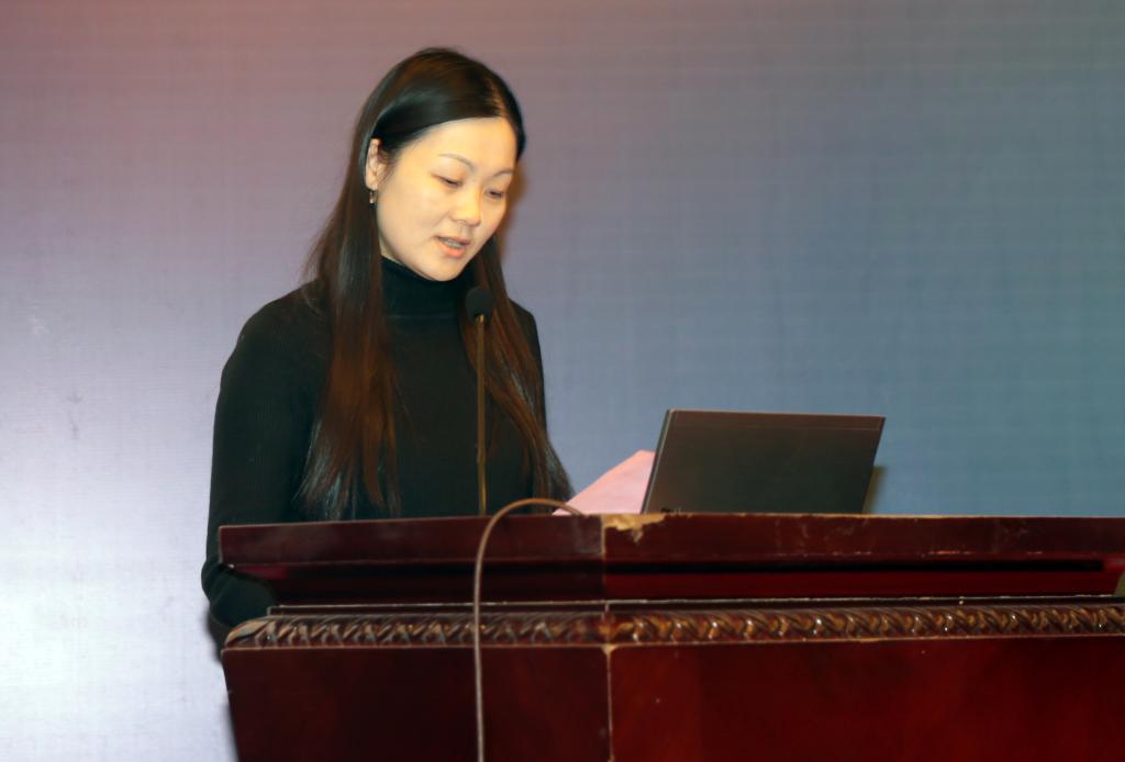 南京工业职业技术学院教务处处长杨燕主持会议