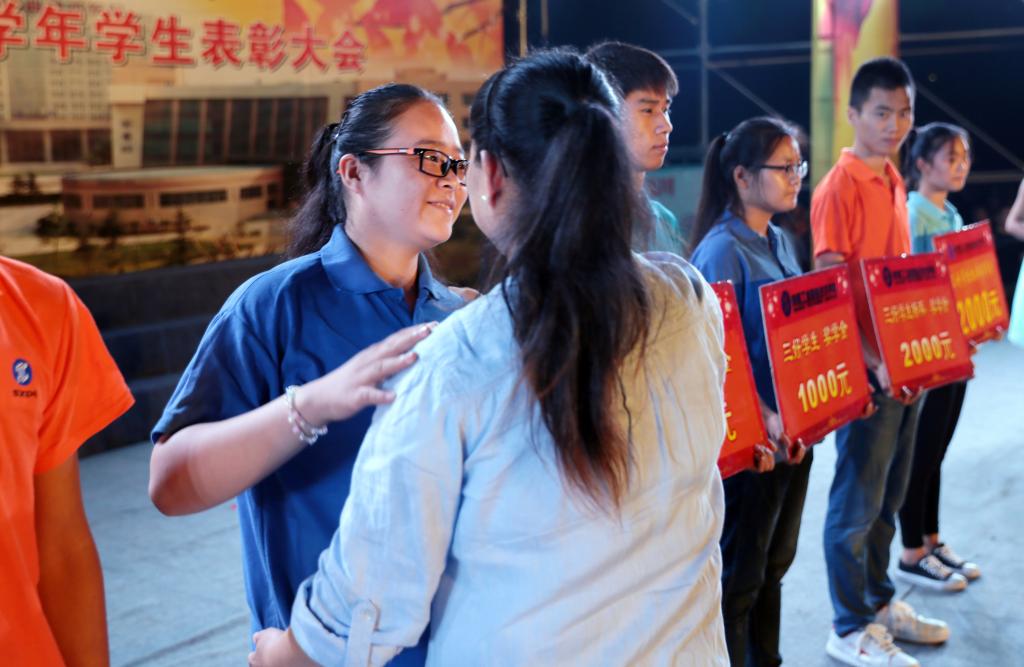 获奖学生与家长深情相拥 分享喜悦