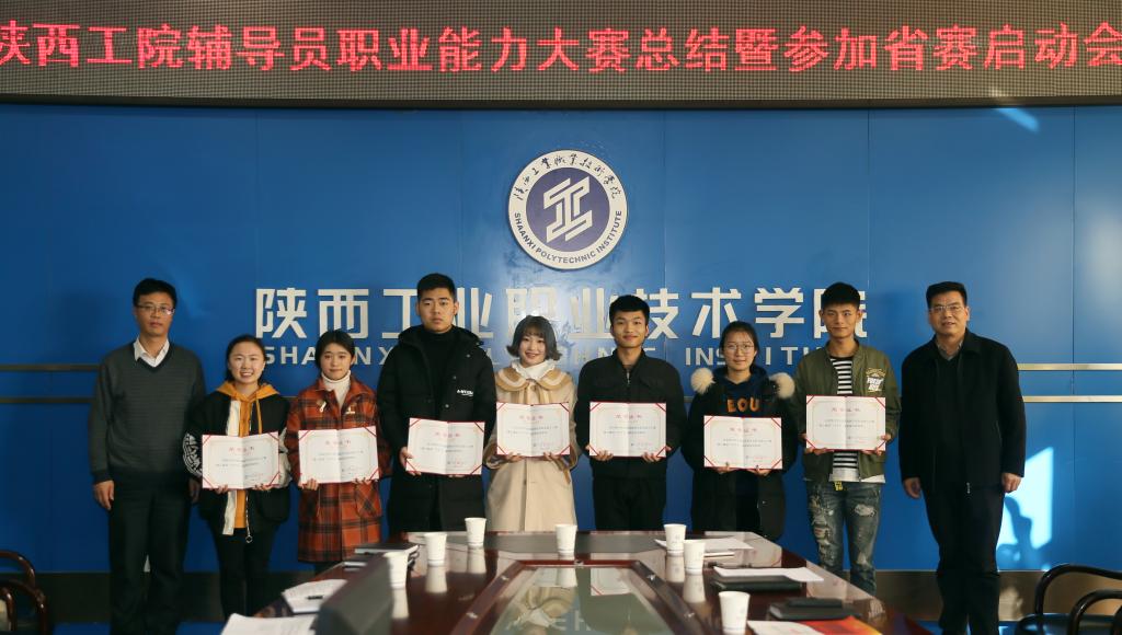 刘永亮同志为获奖学生颁奖