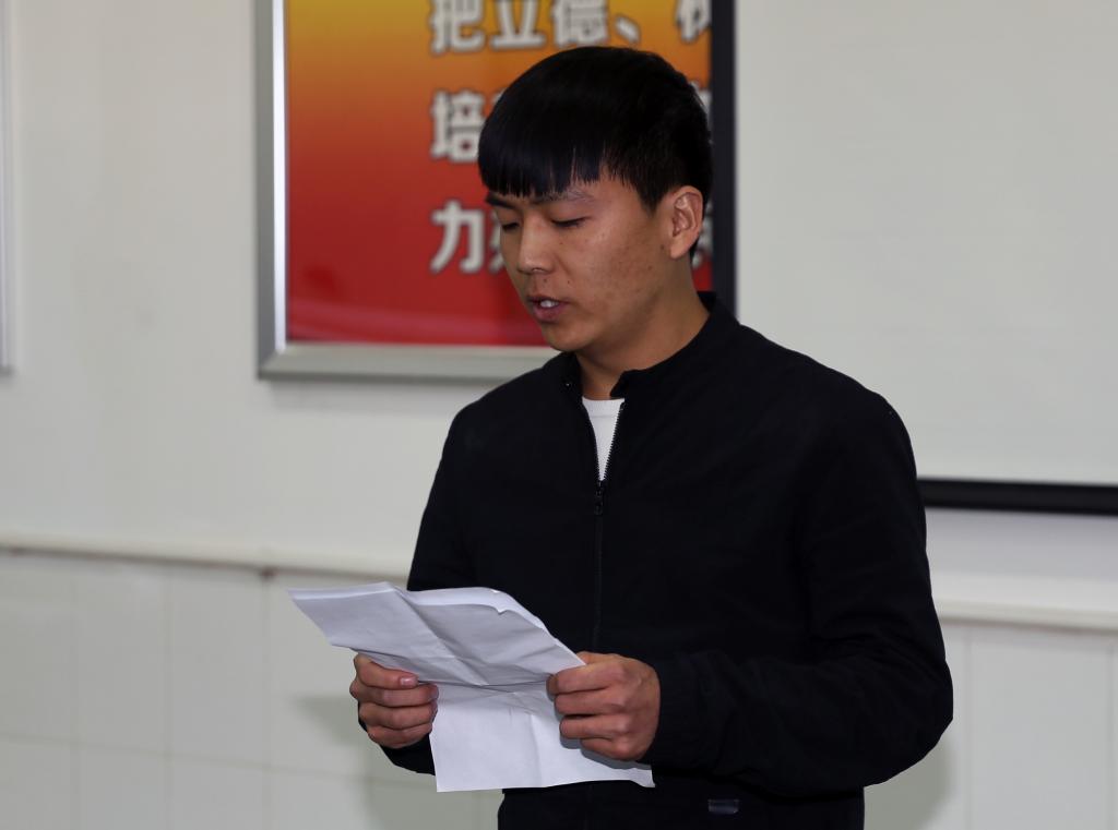 在该校工作的乐游棋牌毕业生代表发言