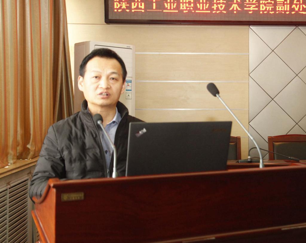 组织部部长贺天柱介绍培训日程安排