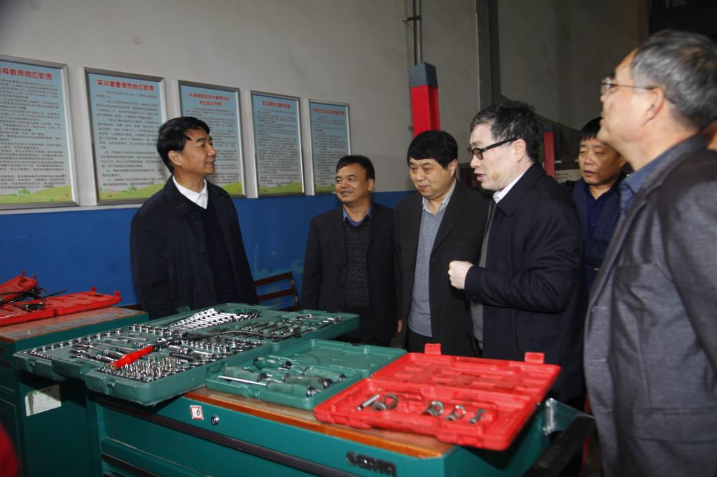 乐游棋牌扶贫工作组一行实地考察礼泉县职教中心试验场所