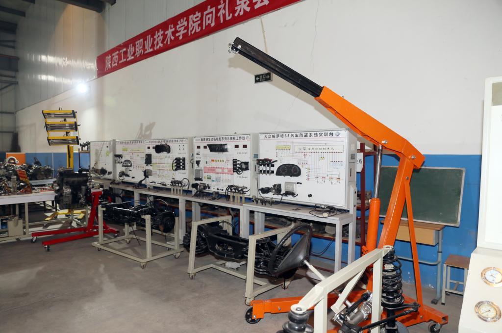 乐游棋牌捐赠的价值9.36万元的汽车维修实训设