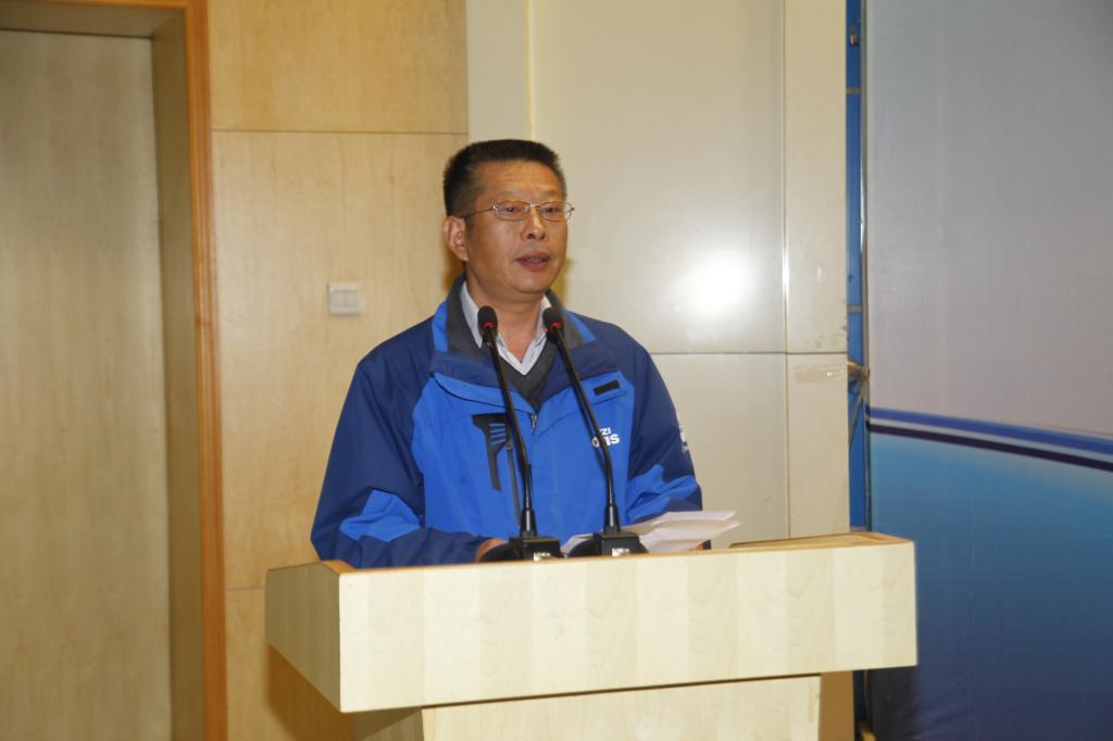 大赛裁判长成建生教授宣布比赛成绩并作精彩竞赛点评