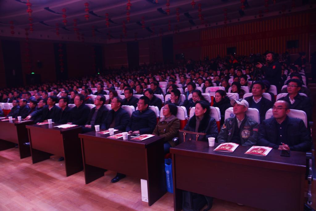 学院领导与来宾共同观看演出