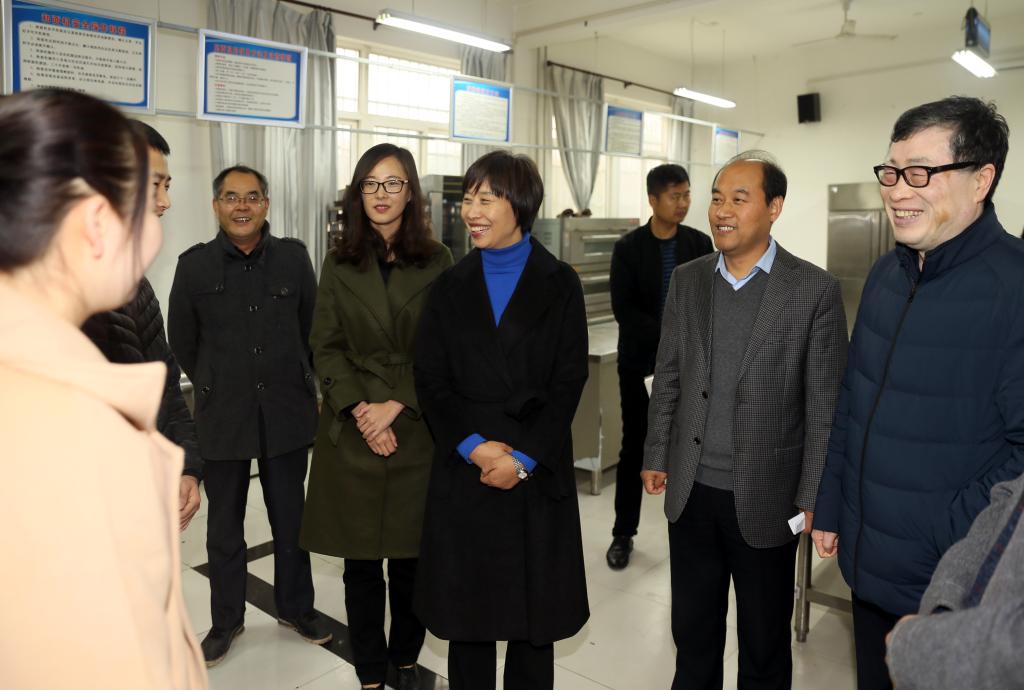 张晓云院长与在该校工作的乐游棋牌毕业生亲切交流