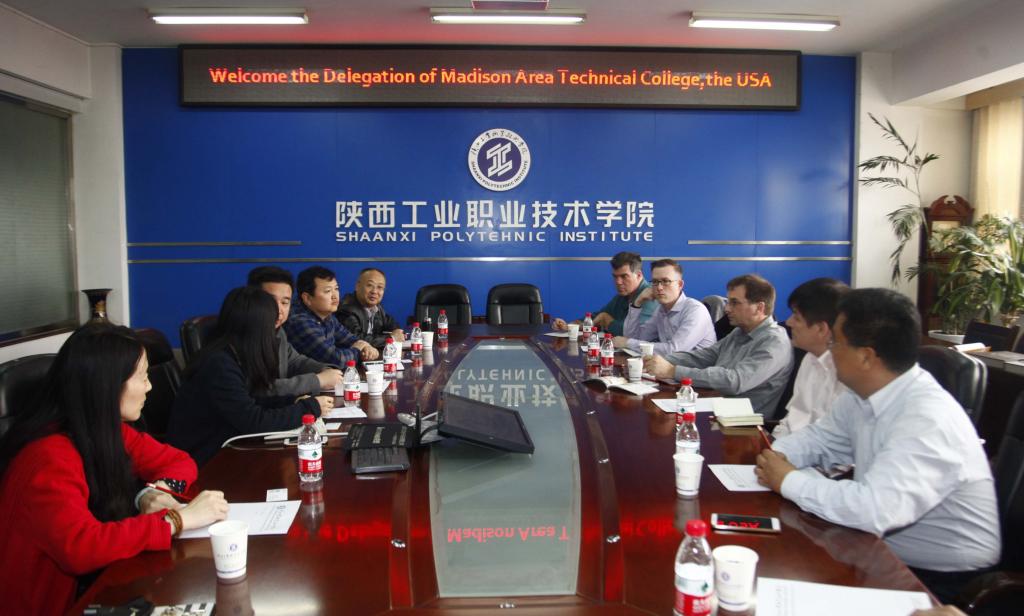 杰夫?布拉德主任一行与信息学院教师交流洽谈