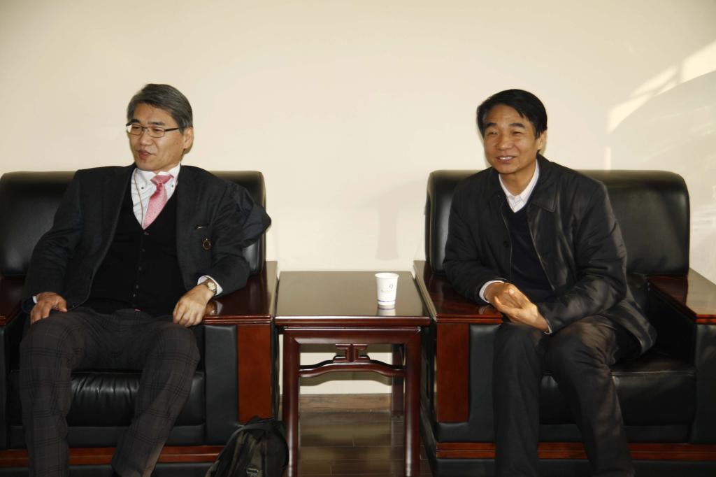 乐游棋牌党委书记崔岩与来宾亲切交谈