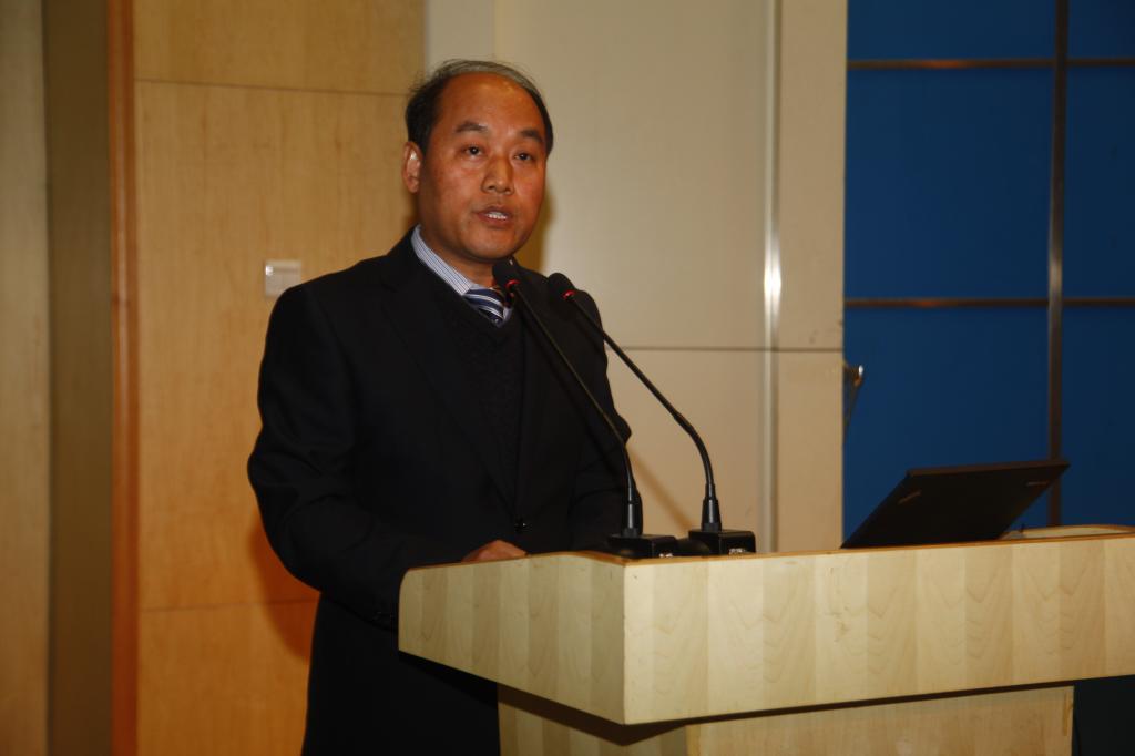 副院长梅创社主持会议