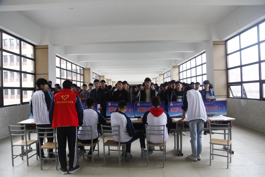 考生们有序候考