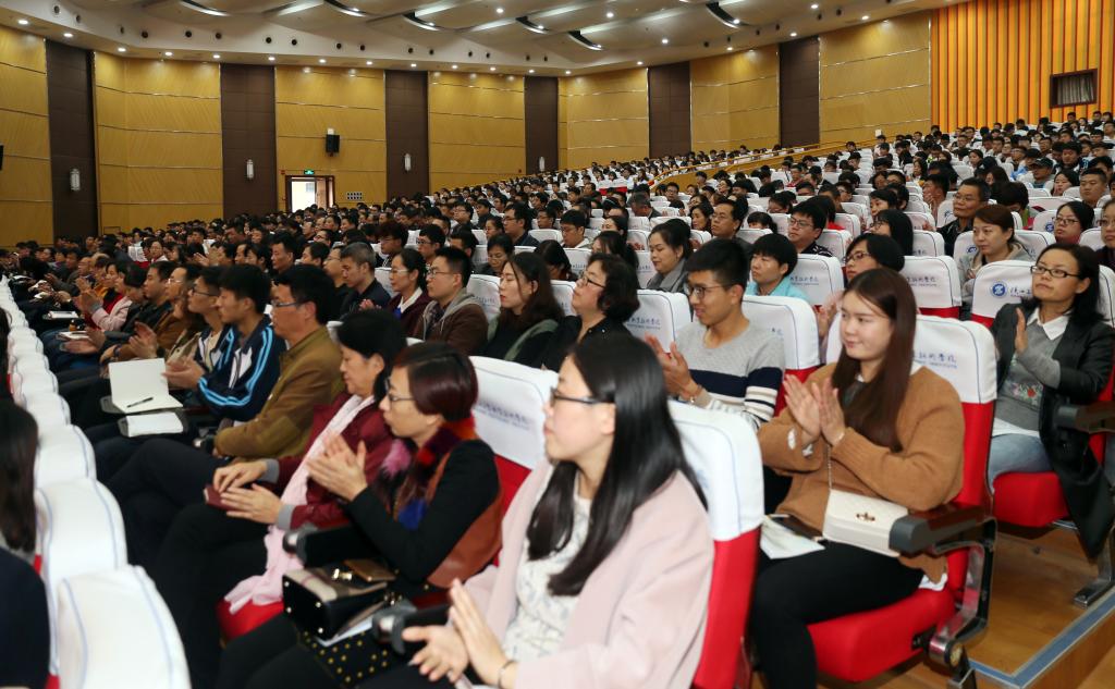 全体党员、副科以上干部、学生辅导员、党员发展对象、入党积极分子1100余人聆听报告