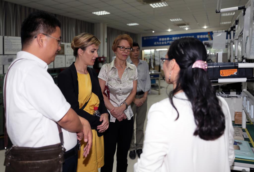 玛格达莱纳?普隆卡校长一行参观乐游棋牌实训基地