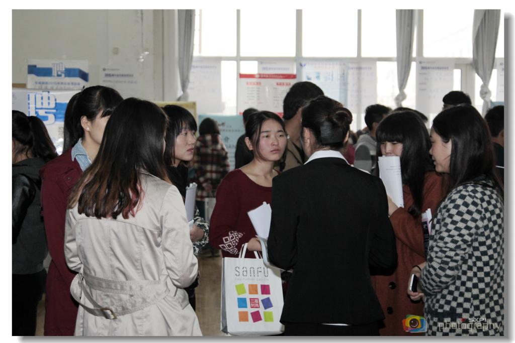 毕业生们进行交流