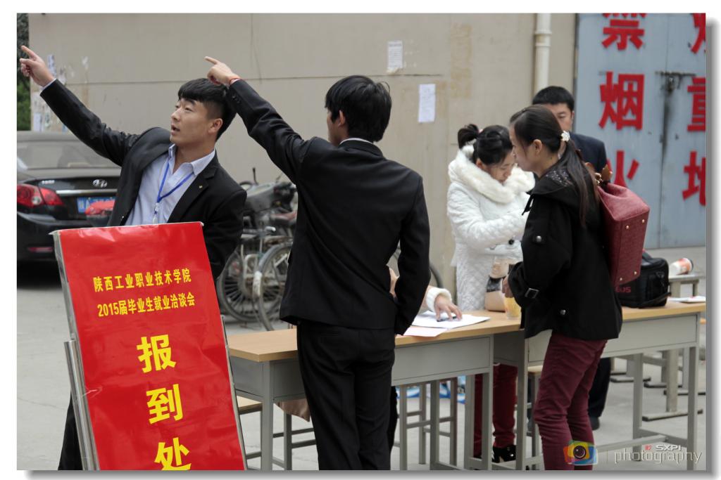 学院各部门相关师生现场服务