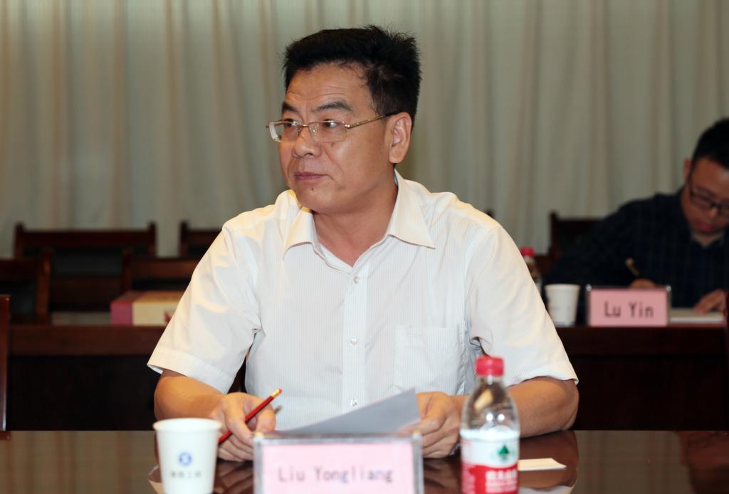 党委副书记、副院长刘永亮主持会议