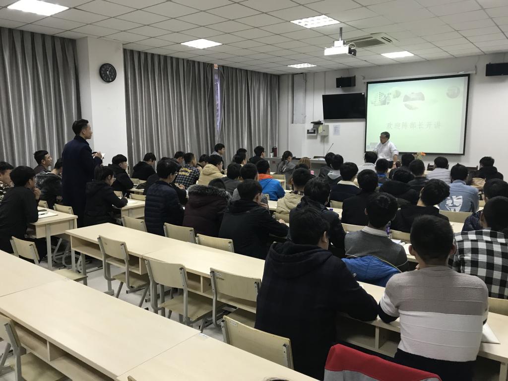 陈部长与欧姆龙班学生亲切交流