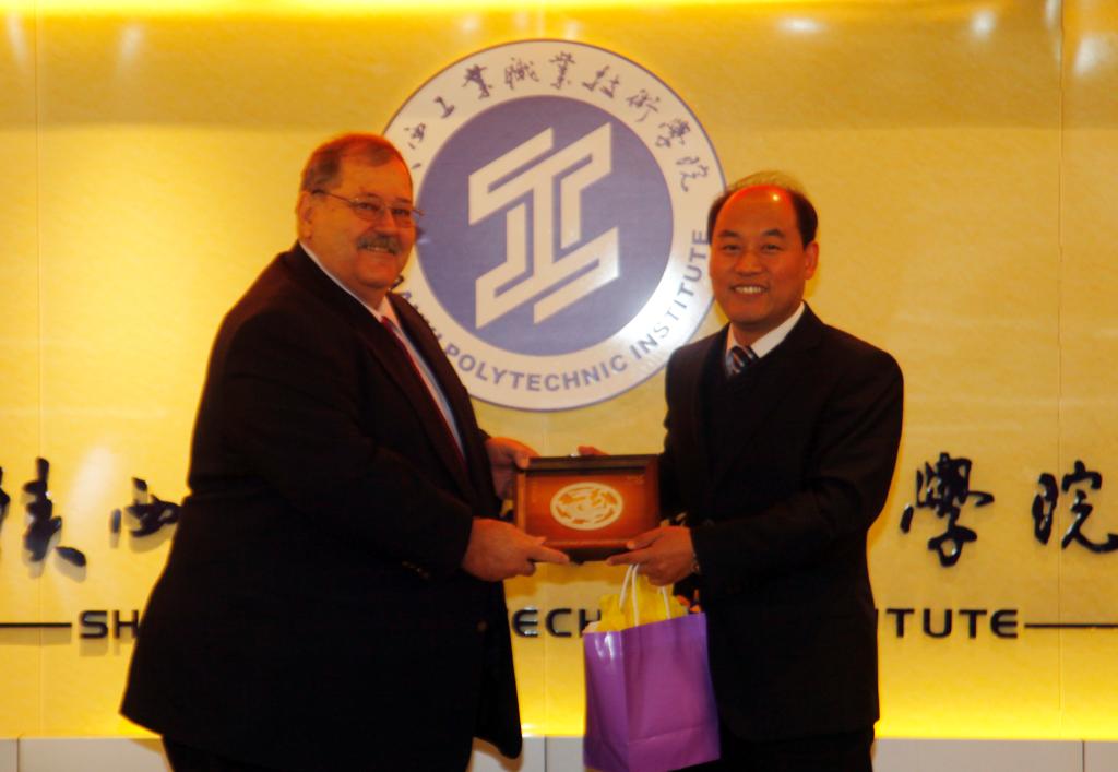 副院长梅创社与雷?迪茨博士合影