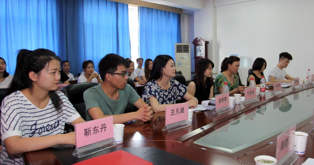 公司陕西人事行政主管刘亚楠、思莱德大区域行政主管孙秀秀、城市培训主管邹斯斯、城市行政助理陈鑫鑫和在公司工作的乐游棋牌校友参加仪式