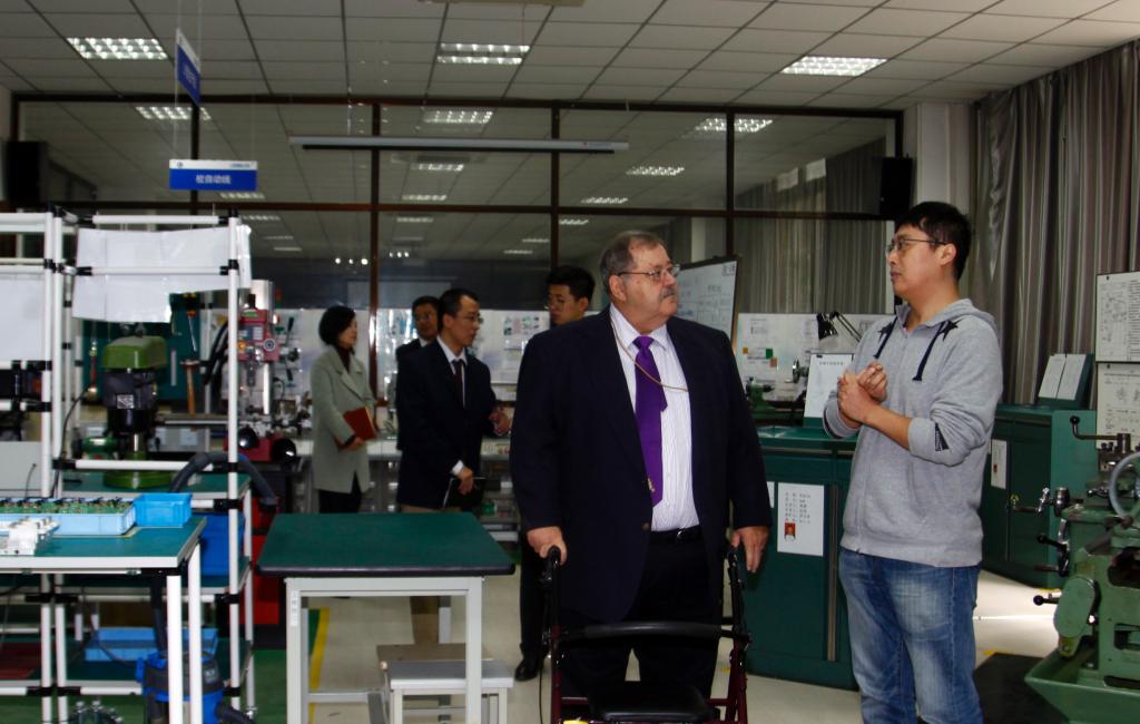 雷?迪茨博士实地考察乐游棋牌实训设施