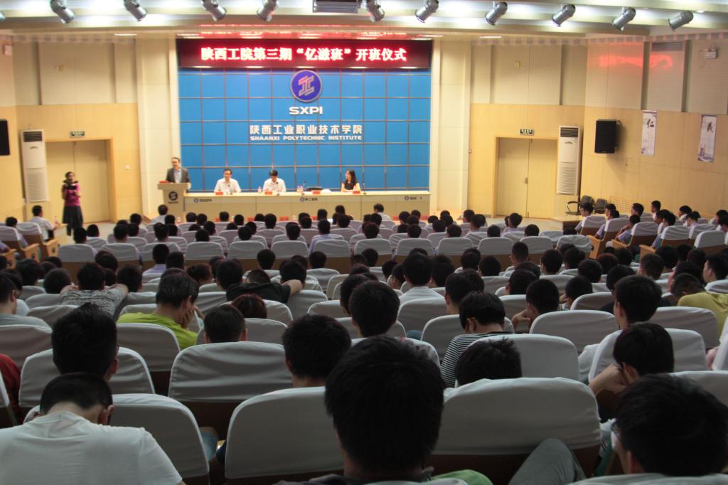 乐游棋牌与亿滋中国(原卡夫中国)联合开设的第三届“亿滋订单班”开班仪式在学术会堂举行