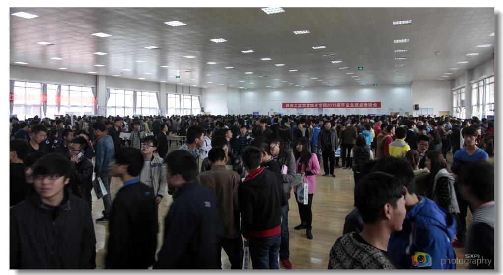 2015届毕业生就业洽谈会举办 百余家用人单位前来选贤纳才