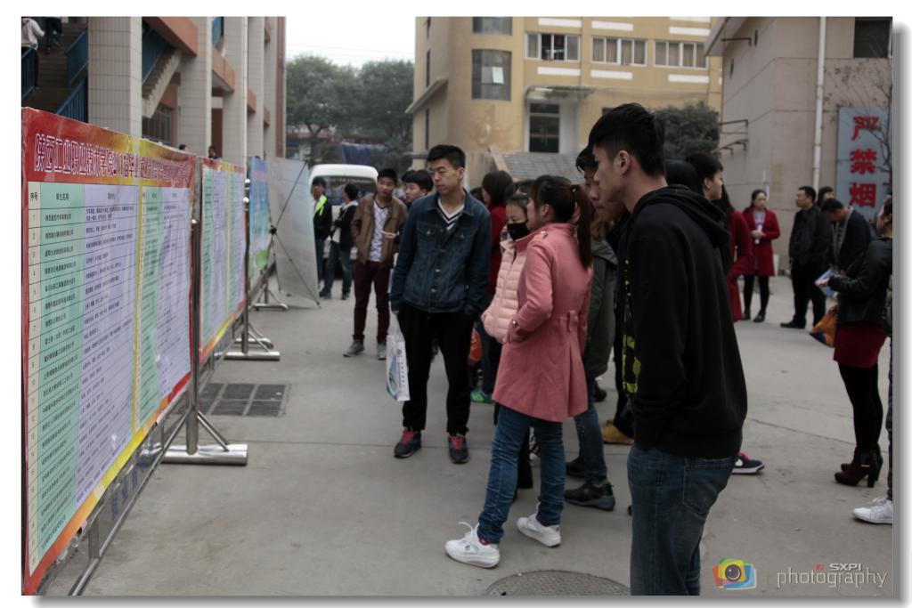 毕业生们认真查看参会单位人才需求