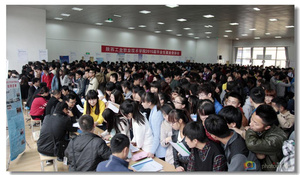 2015届毕业生就业洽谈会举办 百余家用人单位前来选贤纳才