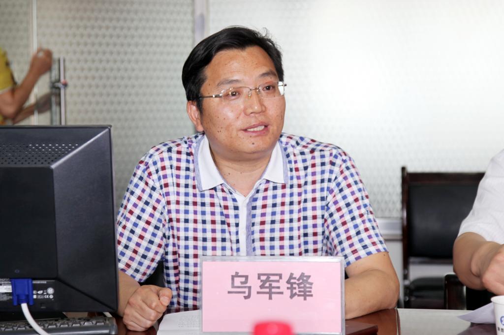 服装学院党总支书记、院长乌军锋主持仪式