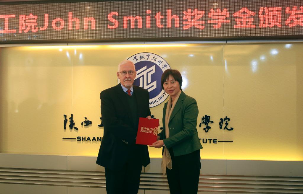 院长张晓云为约翰?史密斯先生颁发证书