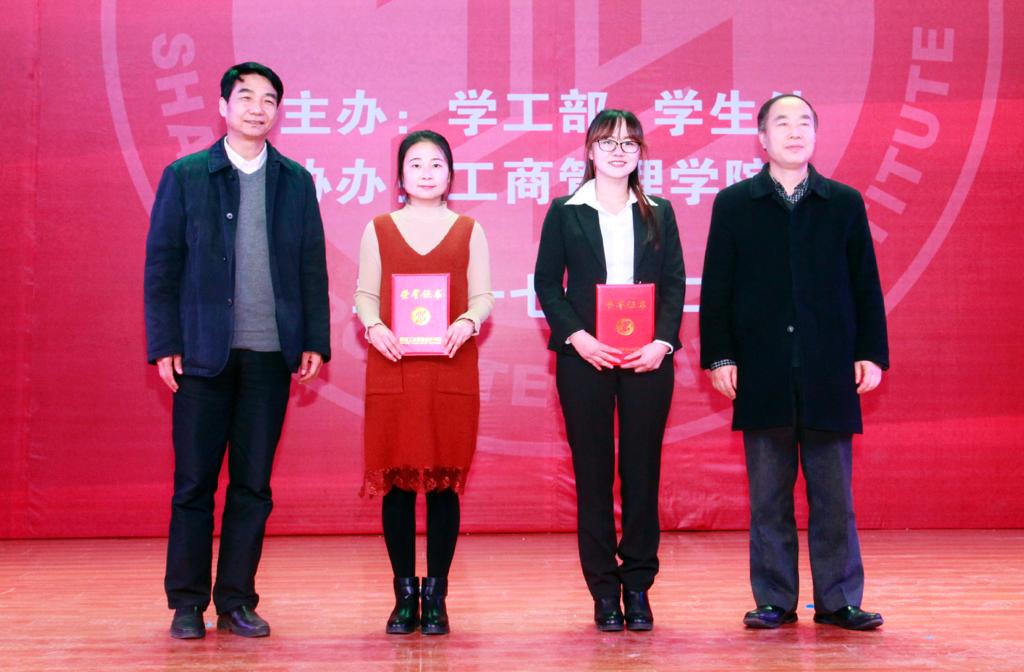 省委高教工委学工部部长田民正、乐游棋牌党委书记崔岩为一等奖获奖选手颁奖