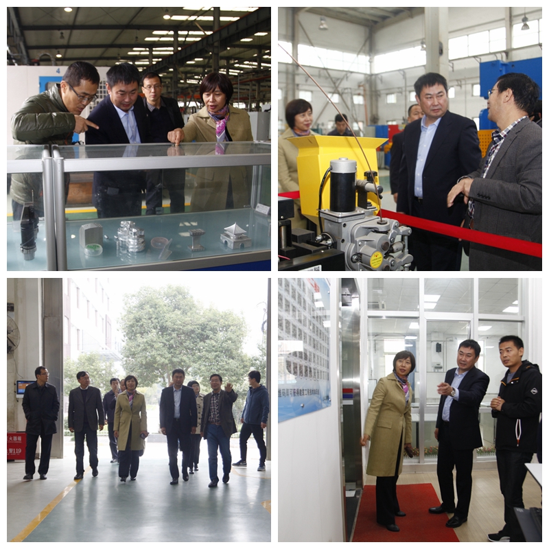 学院领导陪同王育新行长一行参观乐游棋牌实训基地