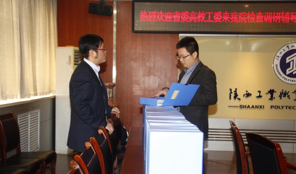 调研小组查看乐游棋牌相关资料