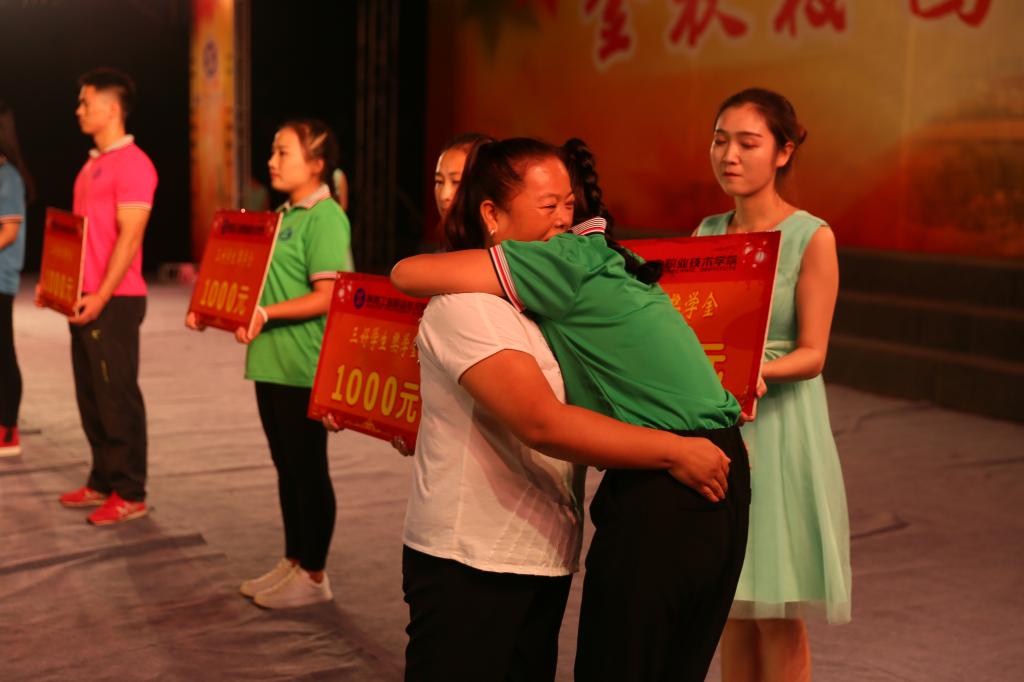 受表彰学生与母亲欣喜相拥