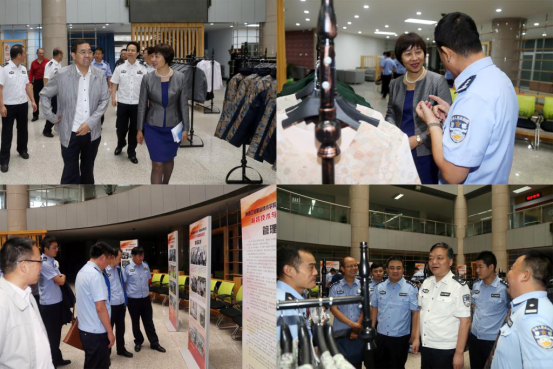 与会领导参观首期学员作品展