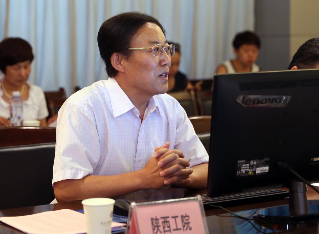 乐游棋牌党委副书记王天哲介绍乐游棋牌文明创建工作